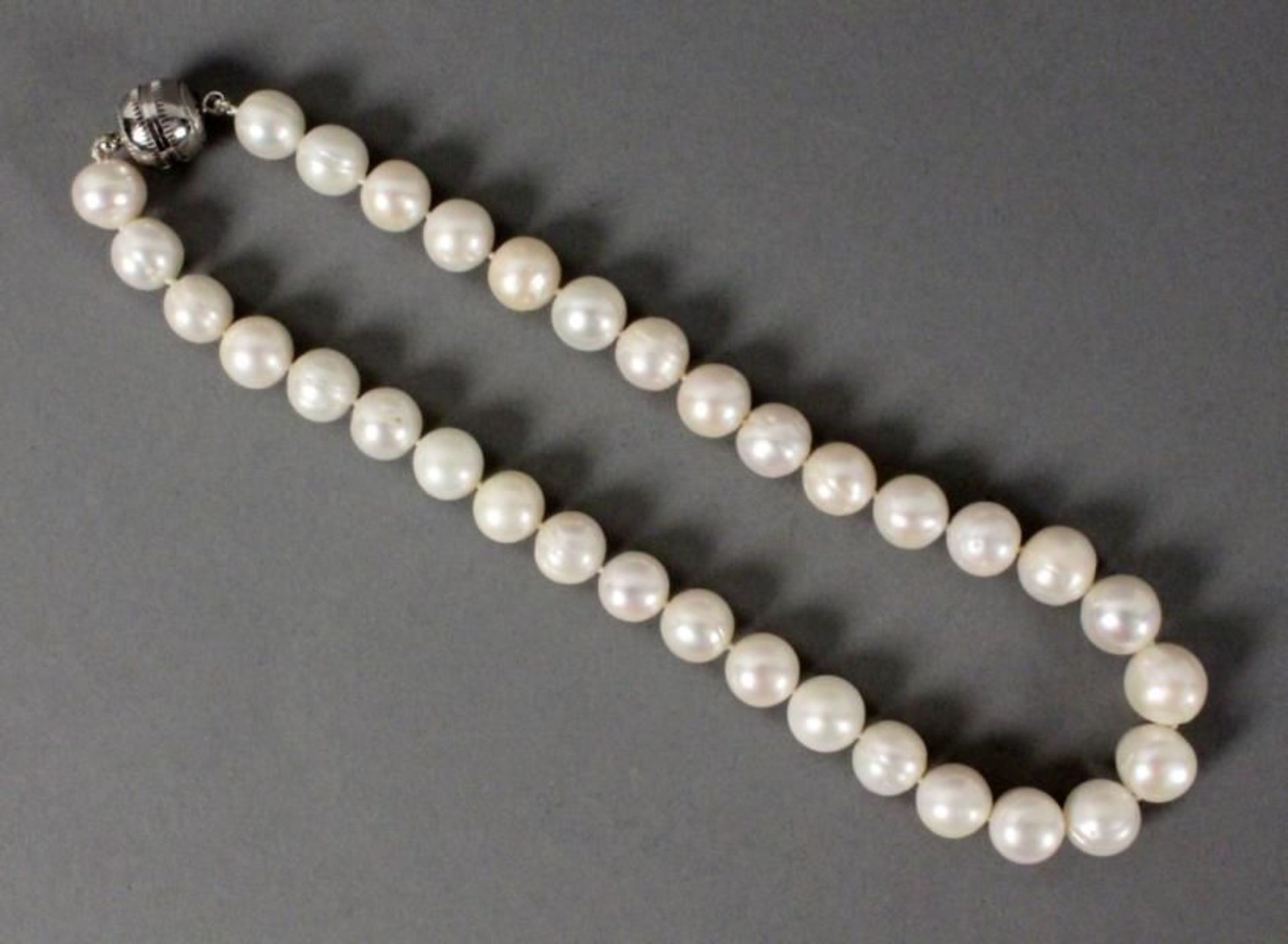 BAROCKPERLEN COLLIER L.40cm, D. ca. 11-12mm. Magnetschließe Reserve Price: € 280