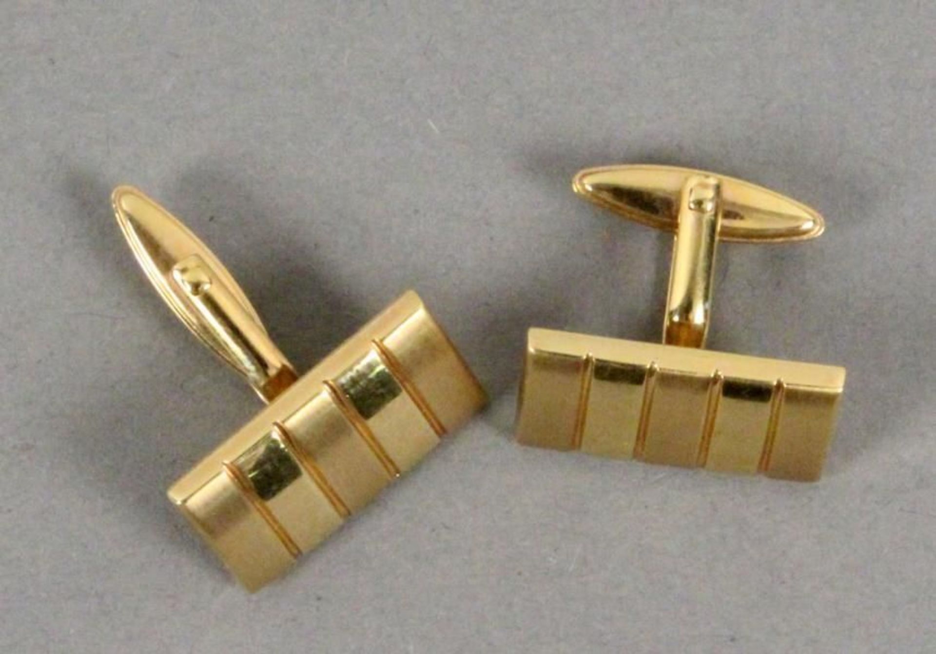 A PAIR OF CUFFLINKS 333 yellow gold, ca. 5.86g. PAAR MANSCHETTENKNÖPFE 333/000 Gelbgold, ca. 5,86g