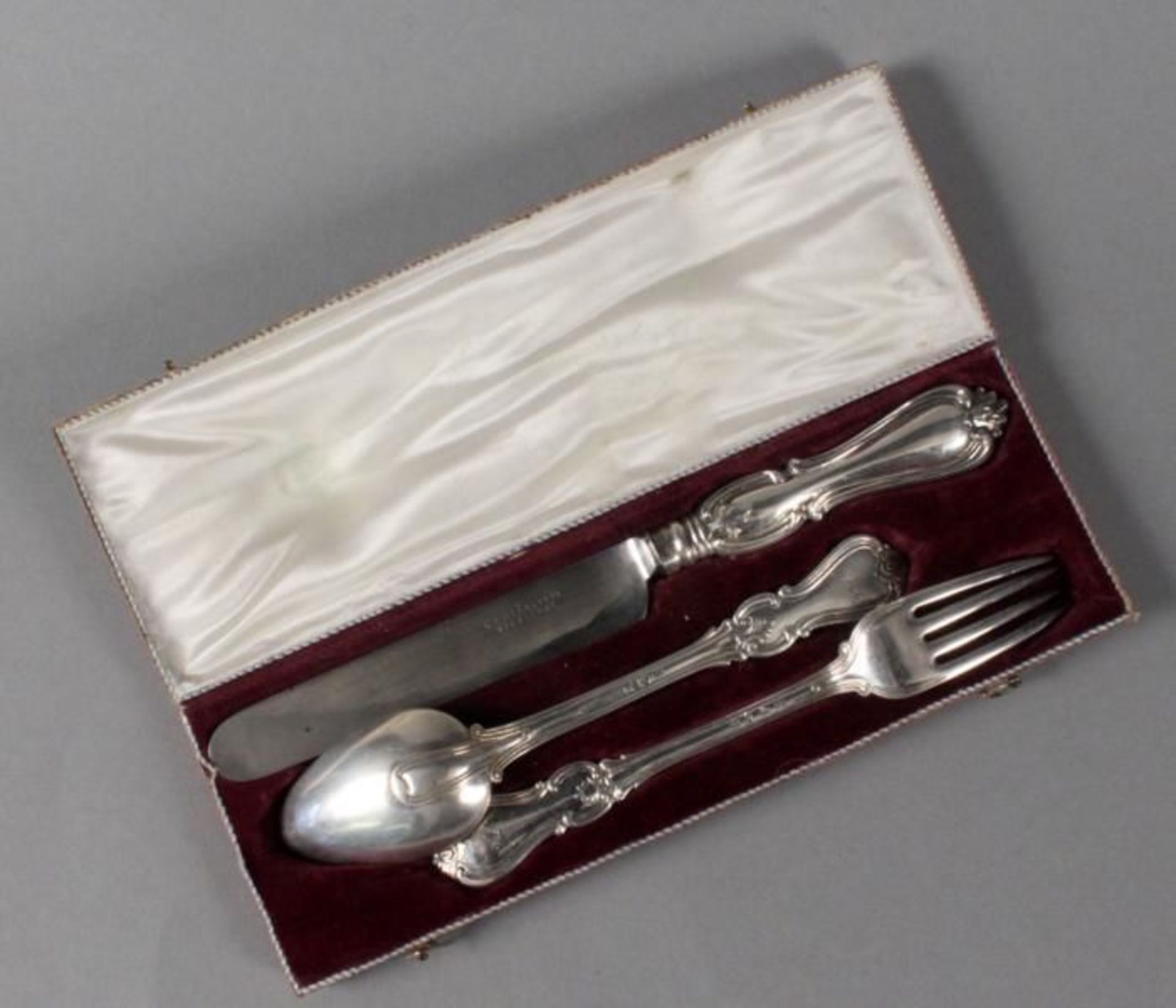 A CHILD'S CUTLERY SET IN A CASE Sweden, 19th century Silver, 3-piece, Baroque style, consisting of
