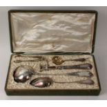 A FIVE PIECE SERVING CUTLERY French, c.1900 Silver plated, in the original case. VORLEGEBESTECK um