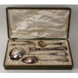 Opening: 60 EUR    A FIVE PIECE SERVING CUTLERY French, c.1900 Silver plated, in the original case.