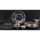 Opening: 30 EUR    A LOT OF SILVER: comprising a caviar box, a vegetable plate, a few saucers, 2