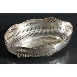 BROTKORBSilber 800. Ovalform mit durchbrochener Reling.7,5x25,5x17,5cm, ca. 333gAufrufpreis: 180 EUR