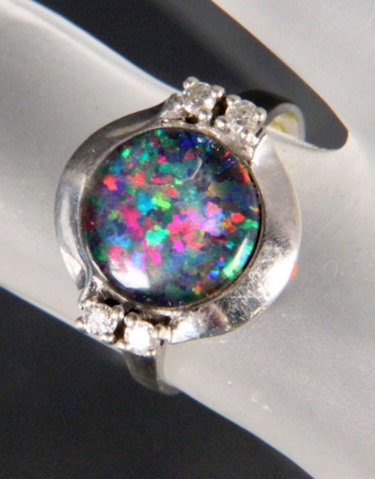 RING MIT SCHWARZEM OPAL585/000 Weißgold mit schwarzem Opal und 4 Besatzdiamanten von zus. ca. 0,