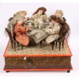 PUPPENAUTOMATDeutsch um 1900 "Kaffeekränzchen" 5 Puppen an einem Kaffeetisch mit