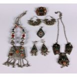 NOMADENSCHMUCK7 Teile. Messing mit FarbsteinenAufrufpreis: 30 EUR

LOT OF NOMADIC JEWELLERY7 pieces,