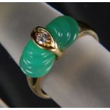 CHRYSOPRAS-RING750/000 Gelbgold mit einem Brillanten von ca. 0,1ct und Chrysoprasen. Ringmaß 18,5mm,