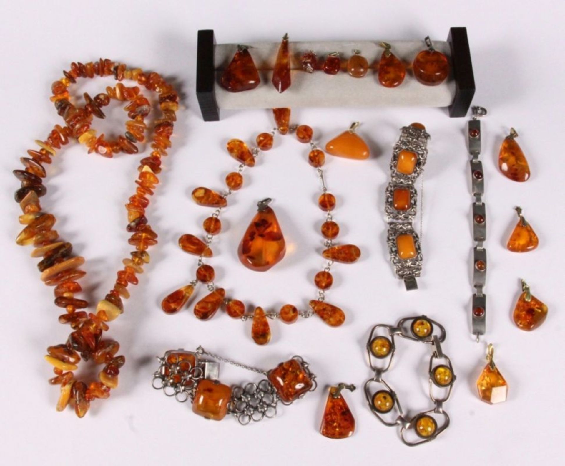 20 TEILE BERNSTEINSCHMUCKAufrufpreis: 100 EUR

A LOT OF 20 PIECES OF AMBER JEWELLERYOpening price: