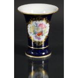 MEISSEN VASE20.Jh. Trompetenform mit kobaltblauem Fond und farbig gemaltem Blumenbouquet in