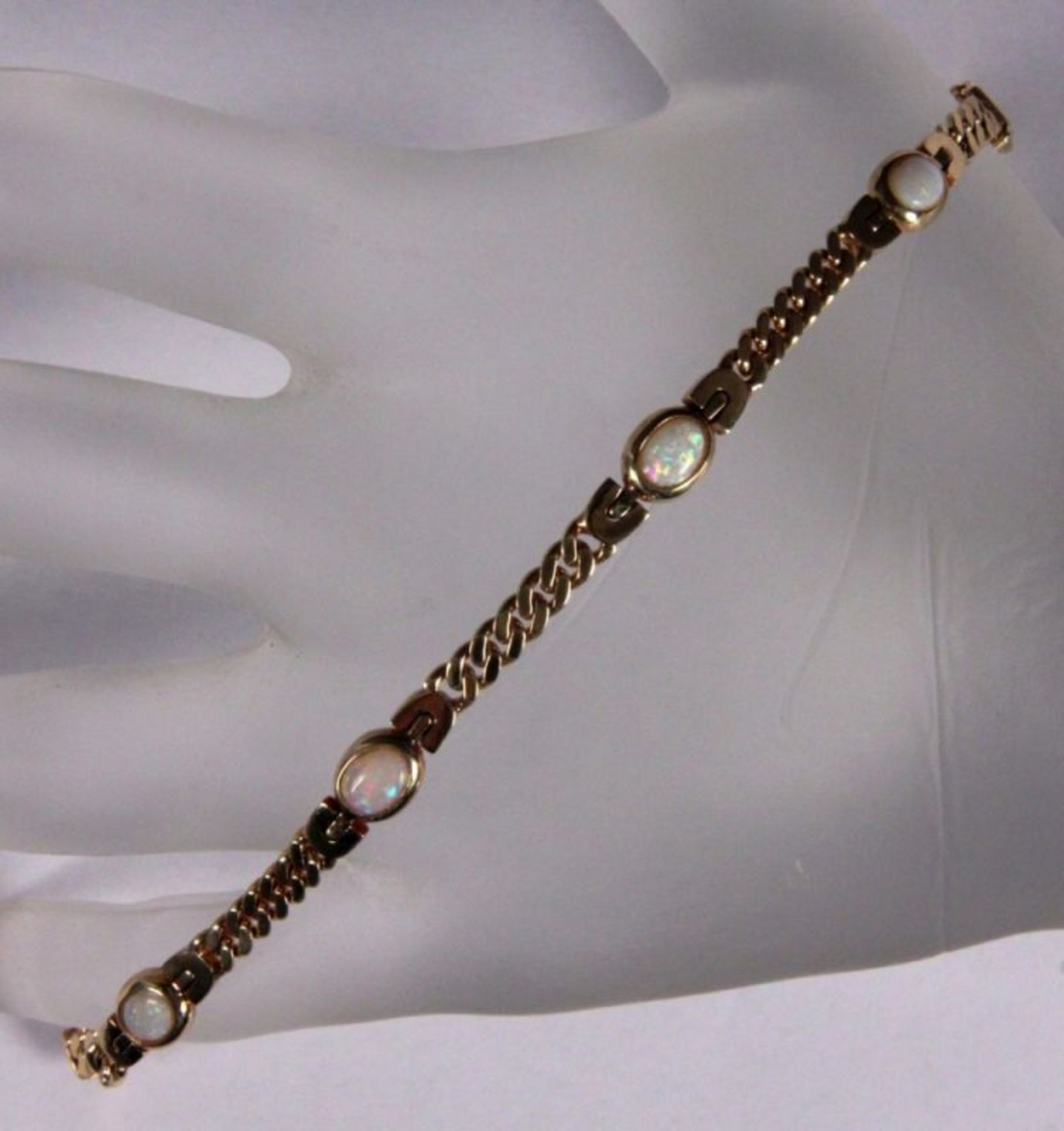 OPALARMBAND585/000 Gelbgold mit 4 Edelopalen. L.18cm, ca. 18,71gAufrufpreis: 250 EUR

AN OPAL