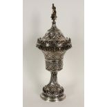 HISTORISMUS DECKELPOKALHanau um 1900. Silber. Großer, reich verzierter Pokal im Stil der