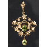 JUGENDSTIL ANHÄNGER15ct Gelbgold (625/000) mit 2 Peridots und 19 Orientperlchen. H.3,5cm, ca. 5,