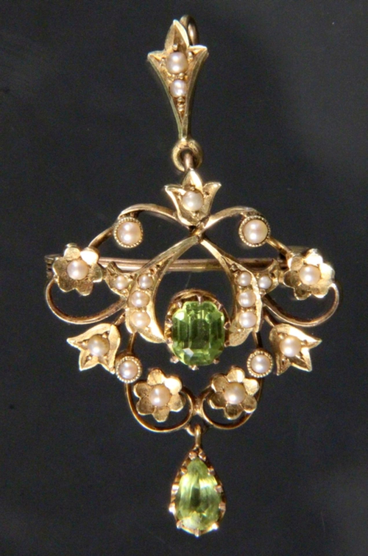 JUGENDSTIL ANHÄNGER15ct Gelbgold (625/000) mit 2 Peridots und 19 Orientperlchen. H.3,5cm, ca. 5,