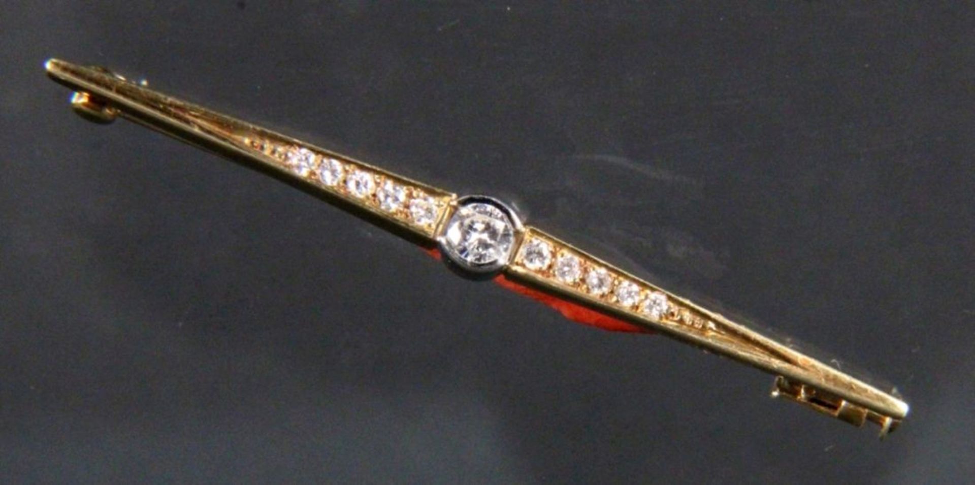 ANSTECKNADEL / BROSCHE585/000 Gelbgold mit einem Brillanten von ca. 0,2ct und 10 Besatzdiamanten.