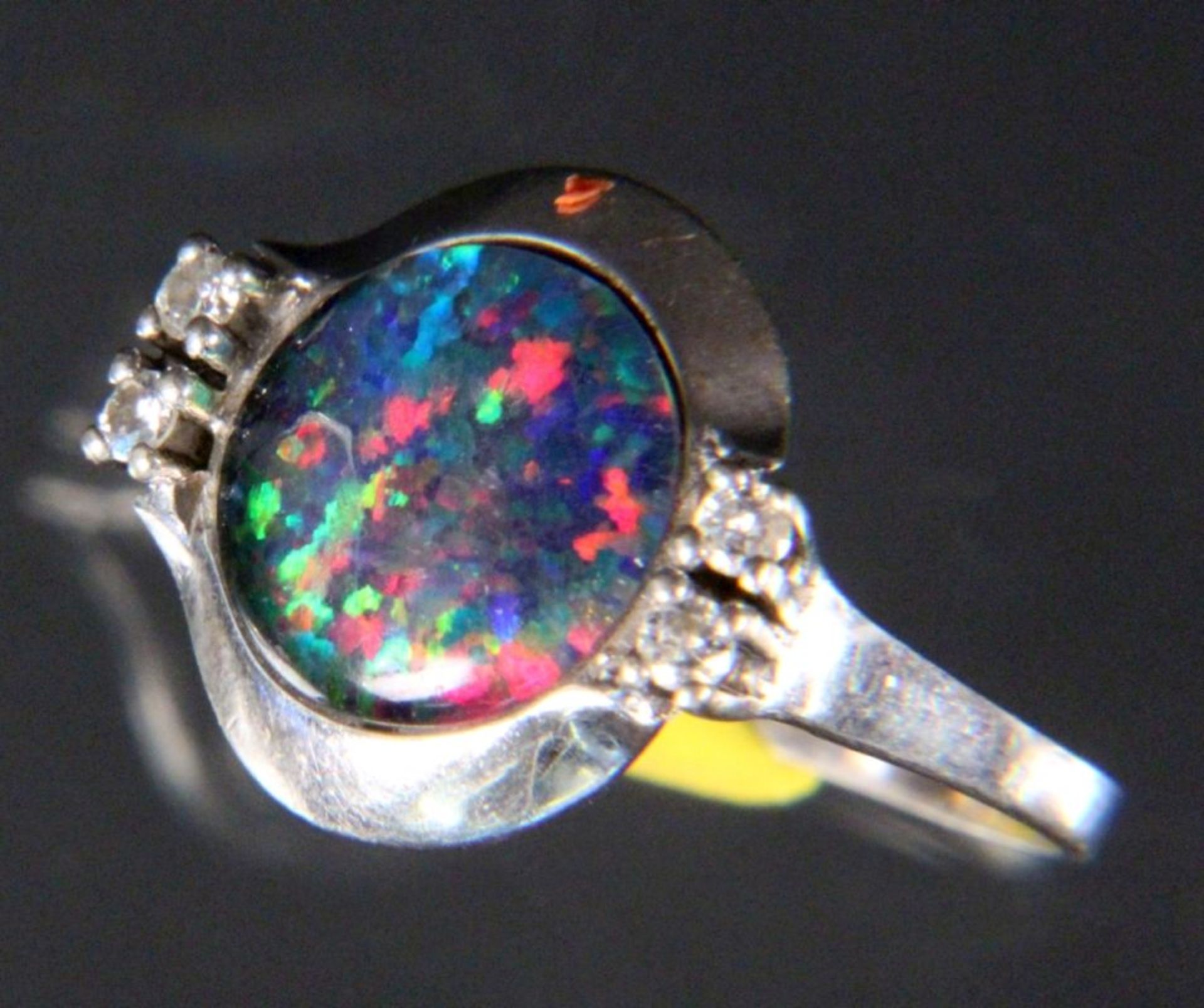 RING MIT SCHWARZEM OPAL585/000 Weißgold mit schwarzem Opal und 4 Besatzdiamanten von zus. ca. 0, - Bild 2 aus 2