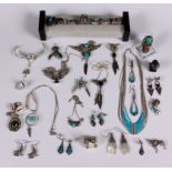 AMERIKANISCHER SILBERSCHMUCK30 Teile, vorwiegend mit Türkisen.Aufrufpreis: 100 EUR

A LOT OF