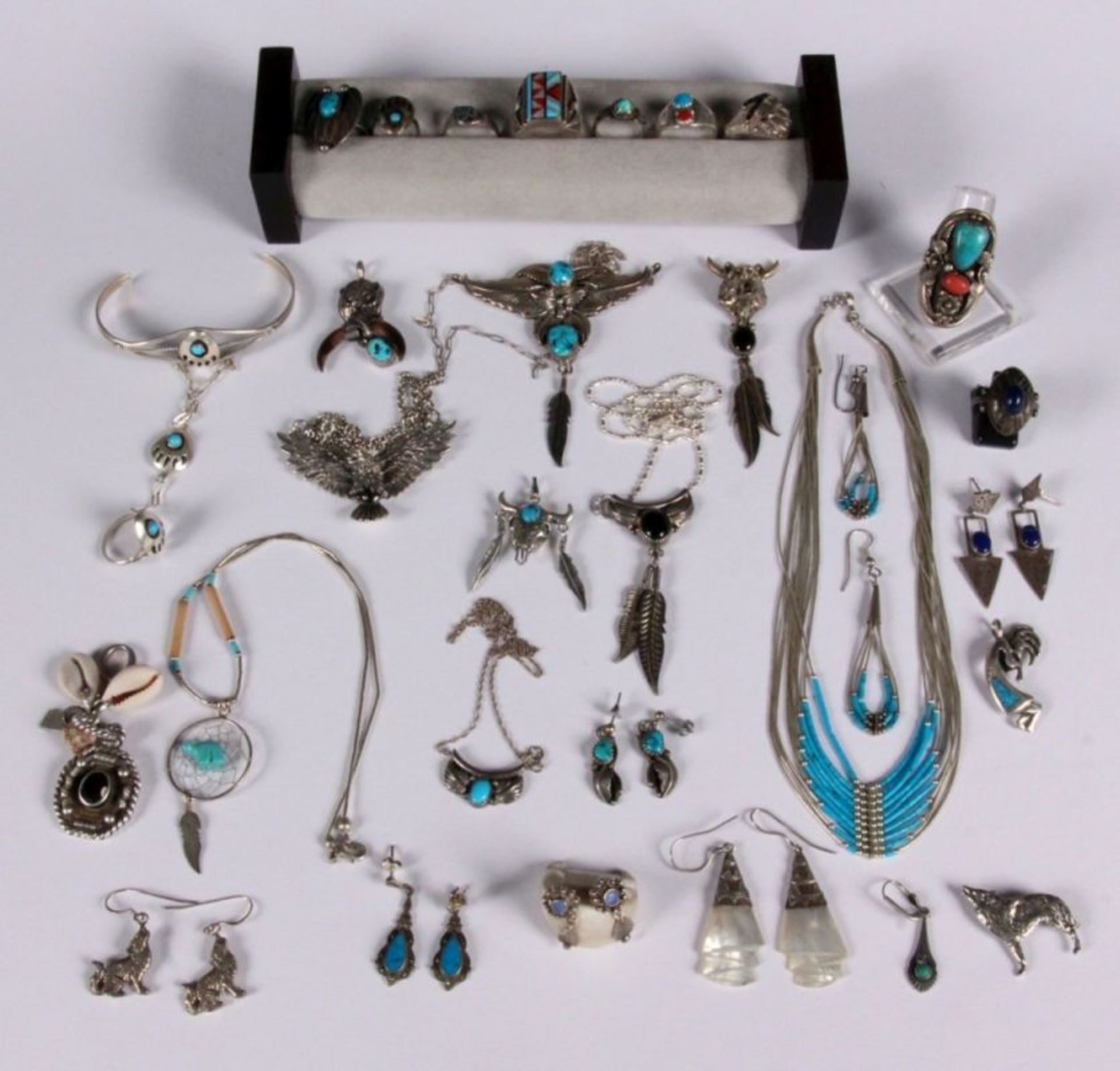 AMERIKANISCHER SILBERSCHMUCK30 Teile, vorwiegend mit Türkisen.Aufrufpreis: 100 EUR

A LOT OF