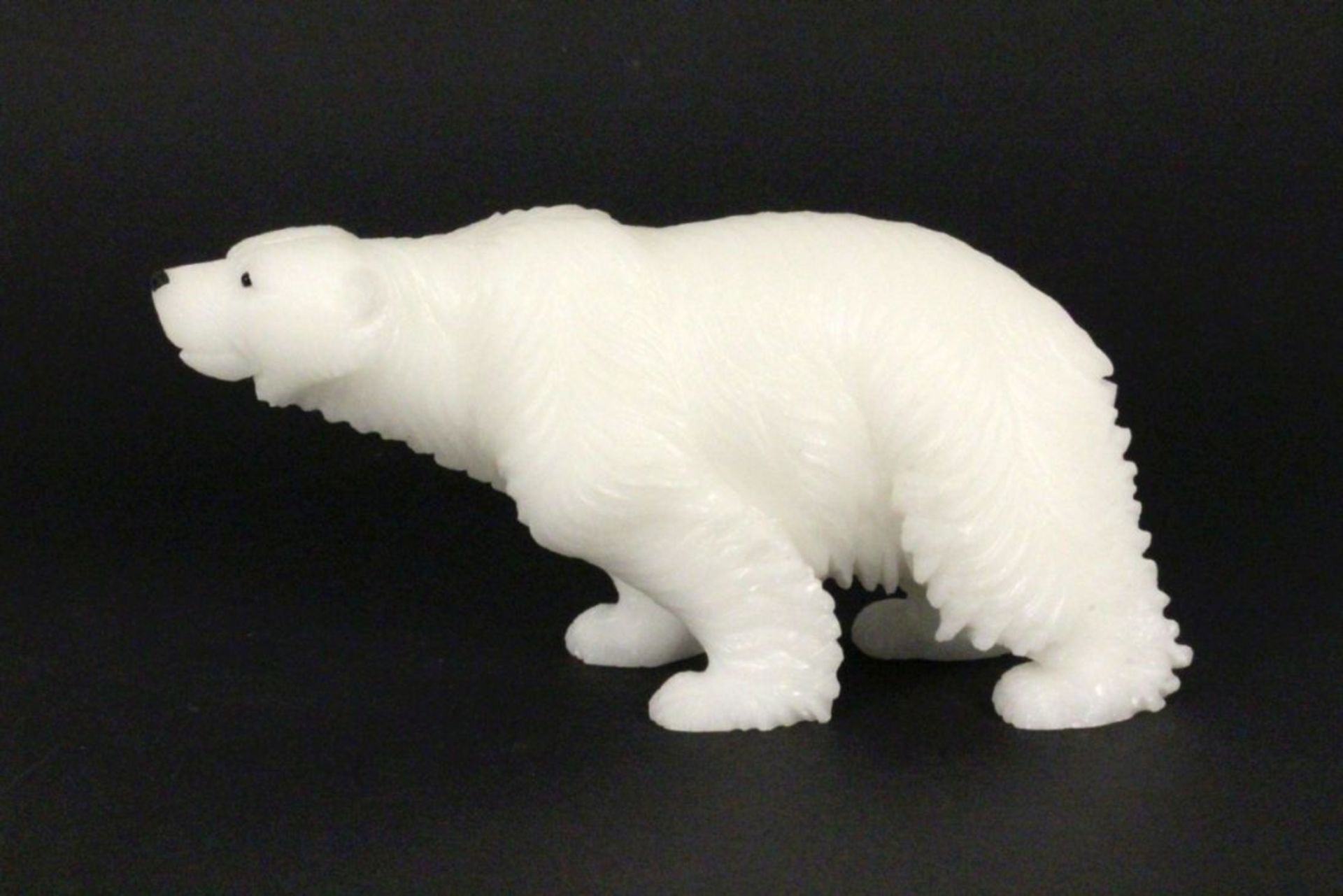 EISBÄRAus weißem Onyx (?) geschnittene Tierfigur. L.20cm, H.11cmAufrufpreis: 100 EUR

A POLAR