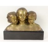 RENE, R.Franzöischer Bildhauer um 1900 Mutter mit Kindern. Bronze, vergoldet auf Marmorsockel.