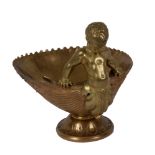 TASCHENUHRENSTÄNDERFrankreich, 19.Jh. Auf einer Muschel sitzender Cupid. Vergoldete Bronze. H.