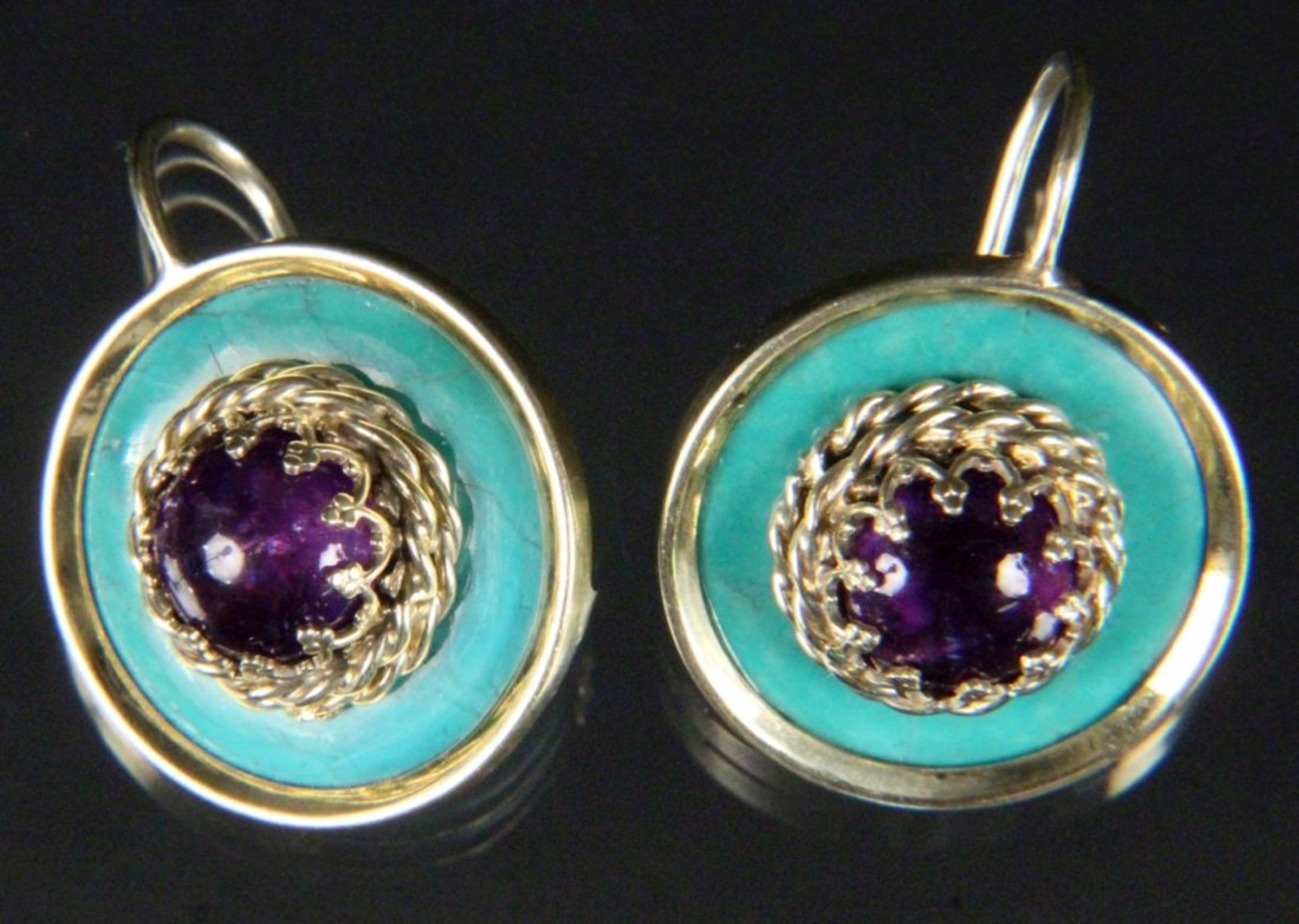 PAAR OHRRINGE585/000 Gelbgold mit Türkis und Amethyst-Cabochon. D. ca. 20mmAufrufpreis: 240 EUR

A