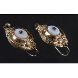 PAAR BIEDERMEIER OHRHÄNGERSchaumgold mit weißem Chalcedon. L.2,5cmAufrufpreis: 90 EUR

A PAIR OF