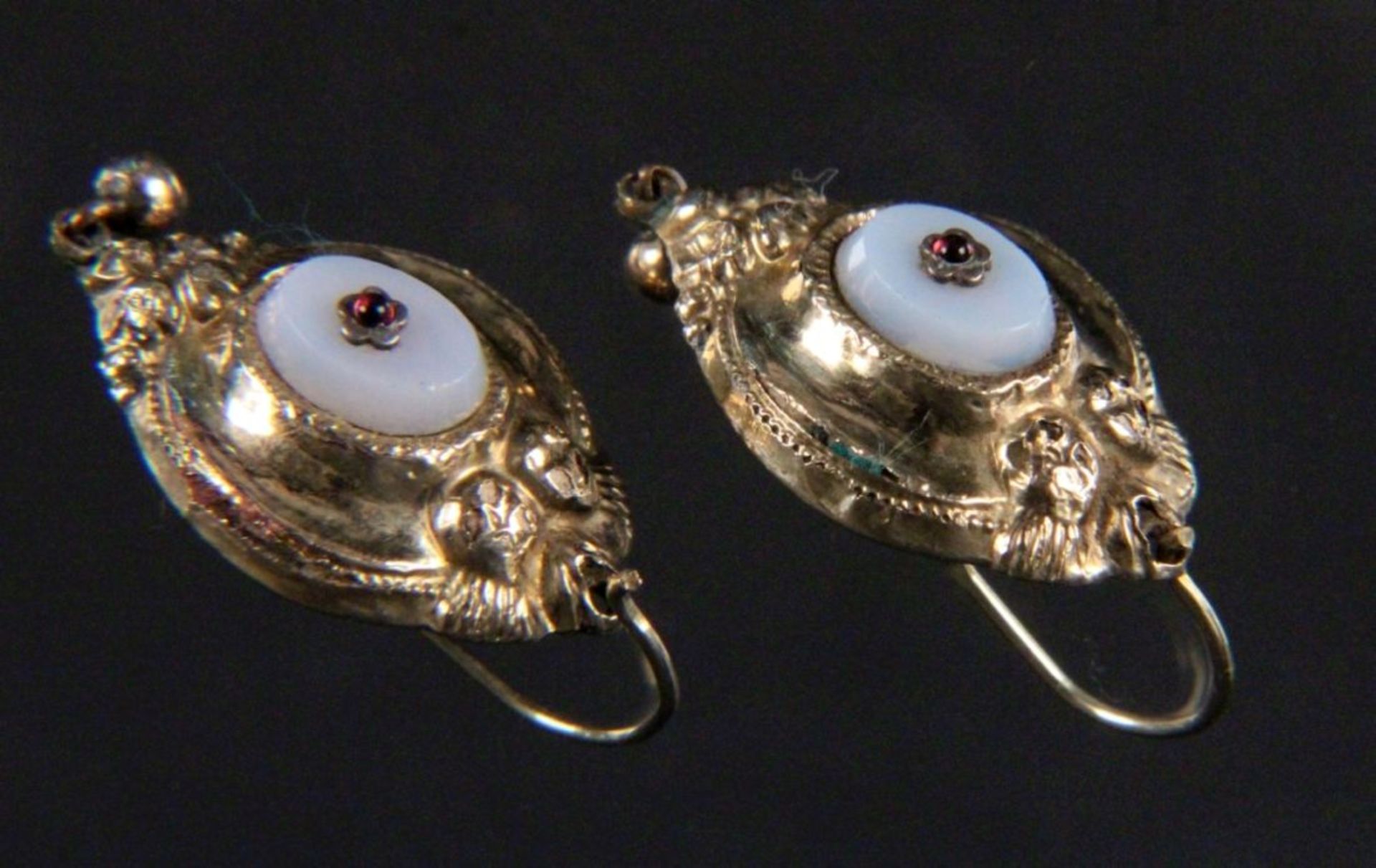 PAAR BIEDERMEIER OHRHÄNGERSchaumgold mit weißem Chalcedon. L.2,5cmAufrufpreis: 90 EUR

A PAIR OF