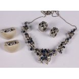 COLLIER UND 2 PAAR KREOLENSilber mit Zirkonia und Safiren.Aufrufpreis: 30 EUR

A CHAIN AND 2 PAIRS