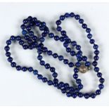 LAPISLAZULI HALSKETTEmit Silberschließe. L.85cmAufrufpreis: 100 EUR

A LAPIS LAZULI NECKLACEwith