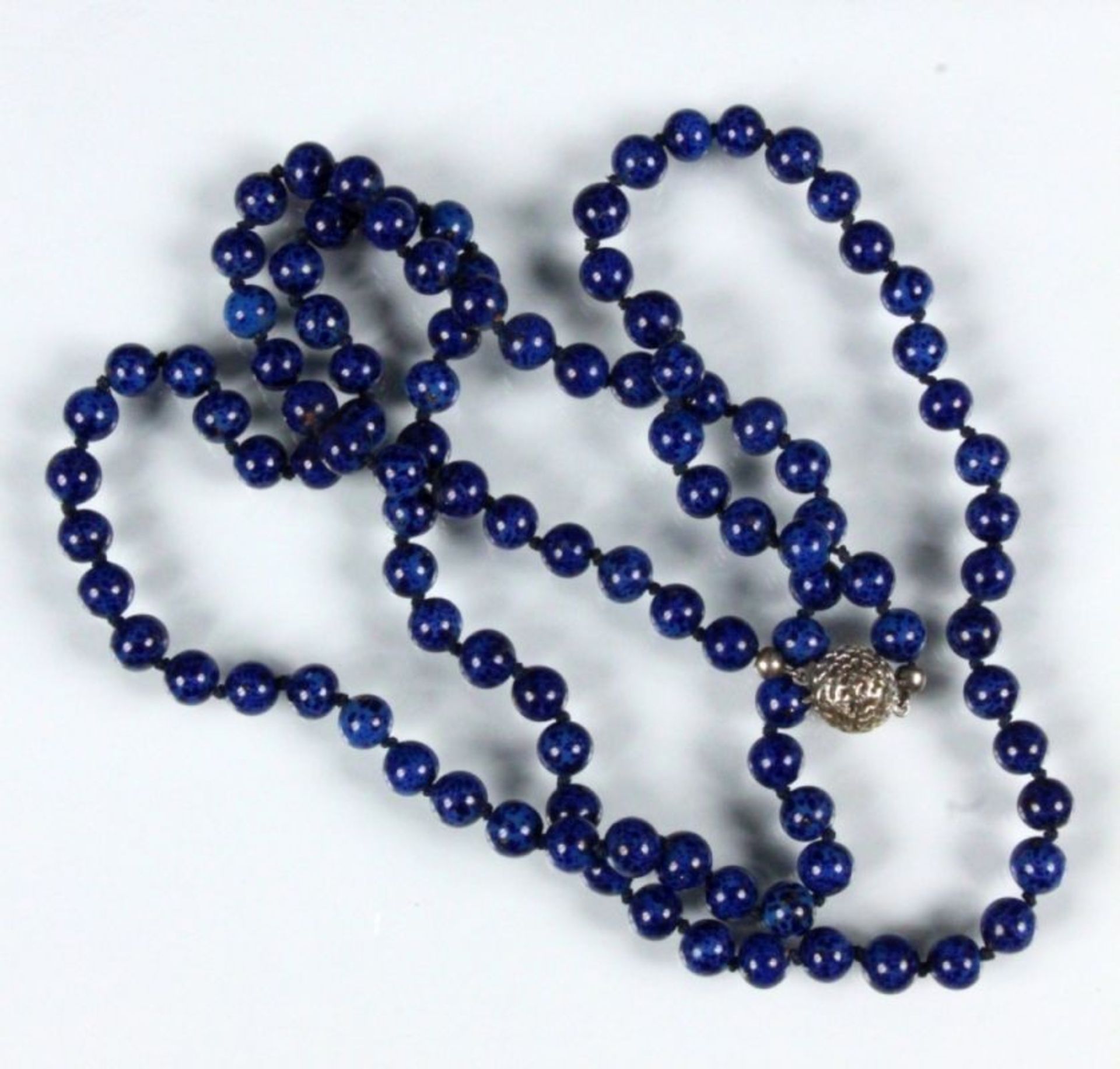 LAPISLAZULI HALSKETTEmit Silberschließe. L.85cmAufrufpreis: 100 EUR

A LAPIS LAZULI NECKLACEwith