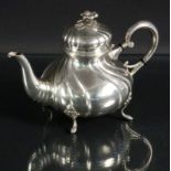 TEEKANNE IM BAROCKSTILKopenhagen 1932 Silber. Gest. H.16cm, ca. 524gAufrufpreis: 350 EUR

A TEAPOT