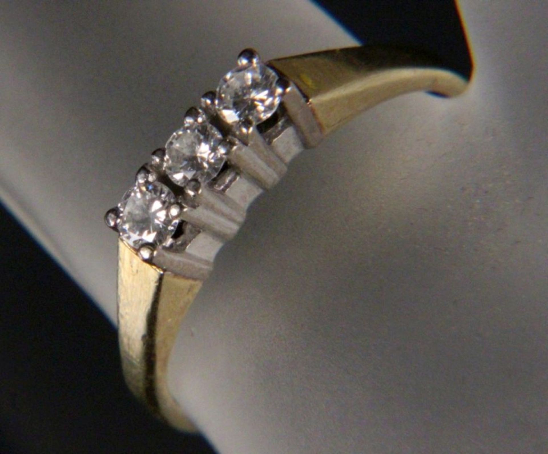 DIAMANTRING585/000 Gelb- und Weißgold mit 3 Brillanten von zus. ca. 0,23ct. Ringmaß 16,5mm, ca. 2,