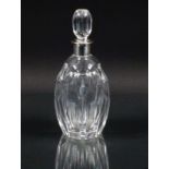 FLACON MIT STÖPSELGeschliffenes Kristallglas mit silberner Halsmanschette. H.15,5cmAufrufpreis: 40