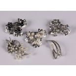 VIER SILBERBROSCHEN MIT PERLENAufrufpreis: 60 EUR

A LOT OF FOUR SILVER BROOCHES WITH