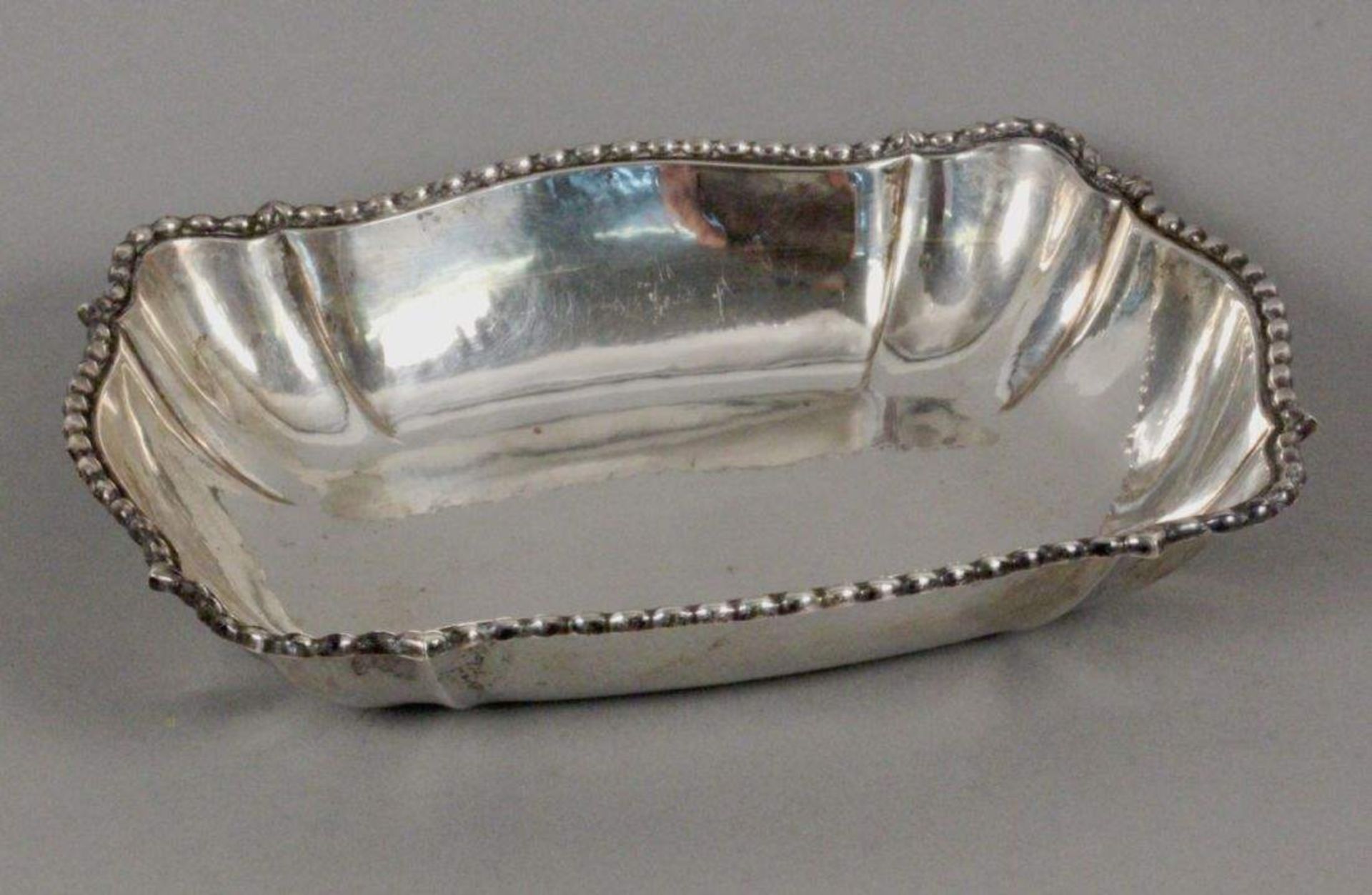 BROTSCHALEDeutsch um 1900 Silber 800. Geschweifte Barockform mit Perlrand. Gest. 27,5x19,5cm, ca.