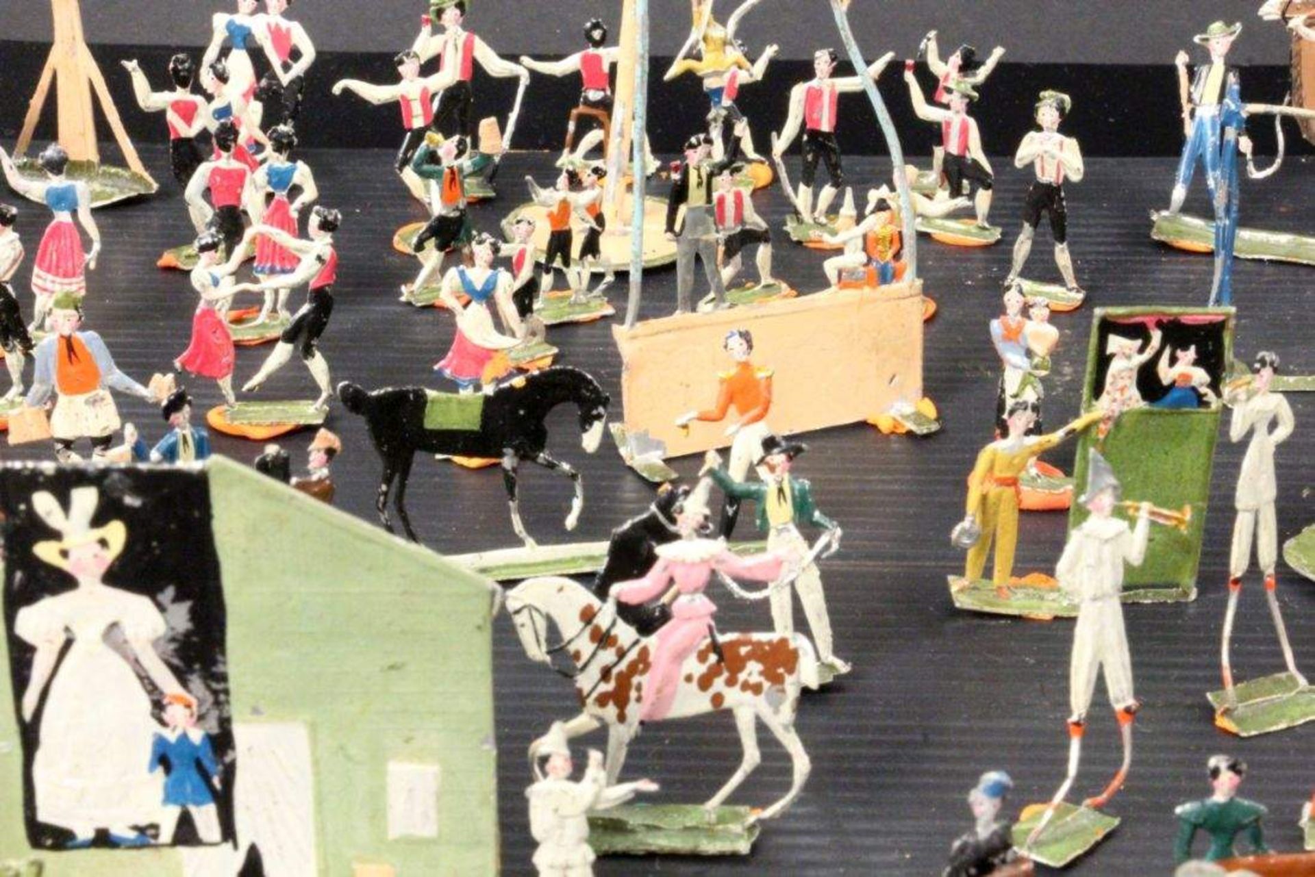 KONVOLUT ZINNFIGURENCa. 106 Teile aus Zirkus, Festen und Marktszenen. Bemalt. H. ca. 2,5 - - Bild 2 aus 4