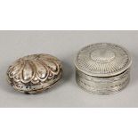 ZWEI BIEDERMEIER PILLENDÖSCHENDeutsch, 19.Jh. Silber. L. ca. 4/5,5cm, zus. ca. 44gAufrufpreis: 30