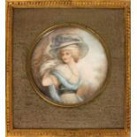 MINIATUReiner eleganten Dame mit Hut. Farbig auf Elfenbein gemalt. Sign.: Presly. D.11cm, mit Rahmen