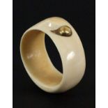 ELFENBEIN ARMREIFmit Gold. Designerschmuck, Handarbeit. D. 6,8x5,5cm, B.3,2cmAufrufpreis: 50 EUR

AN