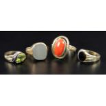 VIER GOLDRINGE333/000 Gelbgold. 3 Ringe mit Steinen: Peridot, Onyx und Koralle. Brutto ca. 12,