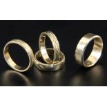 VIER GOLDRINGE333/000 Gelbgold, zus. ca. 15,59gAufrufpreis: 130 EUR

FOUR GOLD RINGS8ct yellow gold,