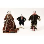 BIEDERMEIER PUPPENSTUBEN-FAMILIE19.Jh. Mutter, Vater und Kind. Porzellan mit alter Kleidung. H. 10 -