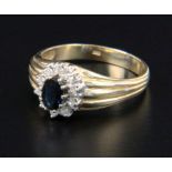 SAPHIR-BRILLANT-RING585/000 Gelb- und Weißgold mit einem Saphir und einem Kranz von 10 Brillanten.