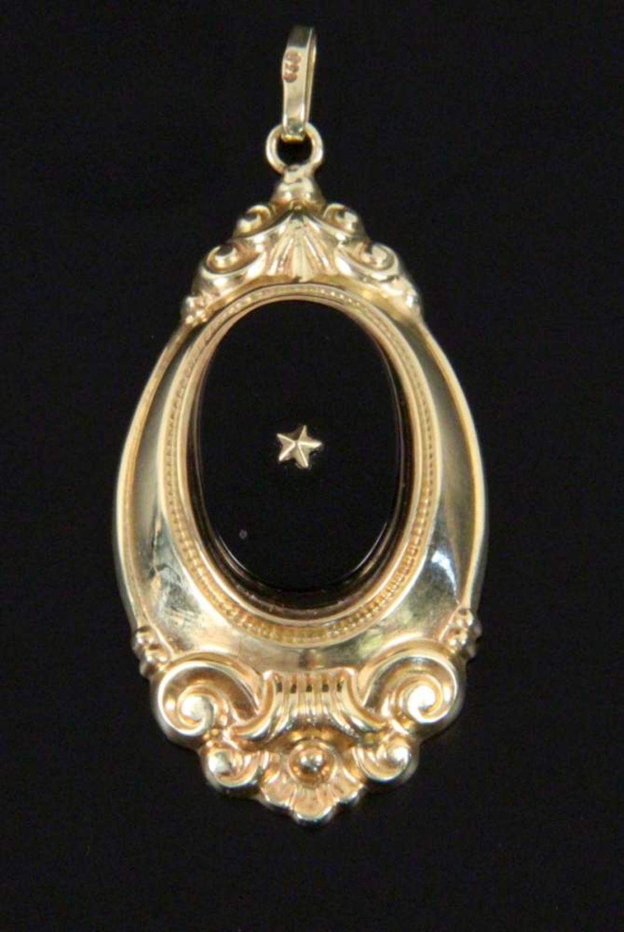 BIEDERMEIER-ANHÄNGER333/000 Gelbgold mit Onyx. H.4,2cm, brutto ca. 3,68gAufrufpreis: 20 EUR

A