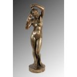 BADENDE VENUSBronzierte Steinfigur. H.81cmAufrufpreis: 220 EUR

BATHING VENUSBronzed stone figure,