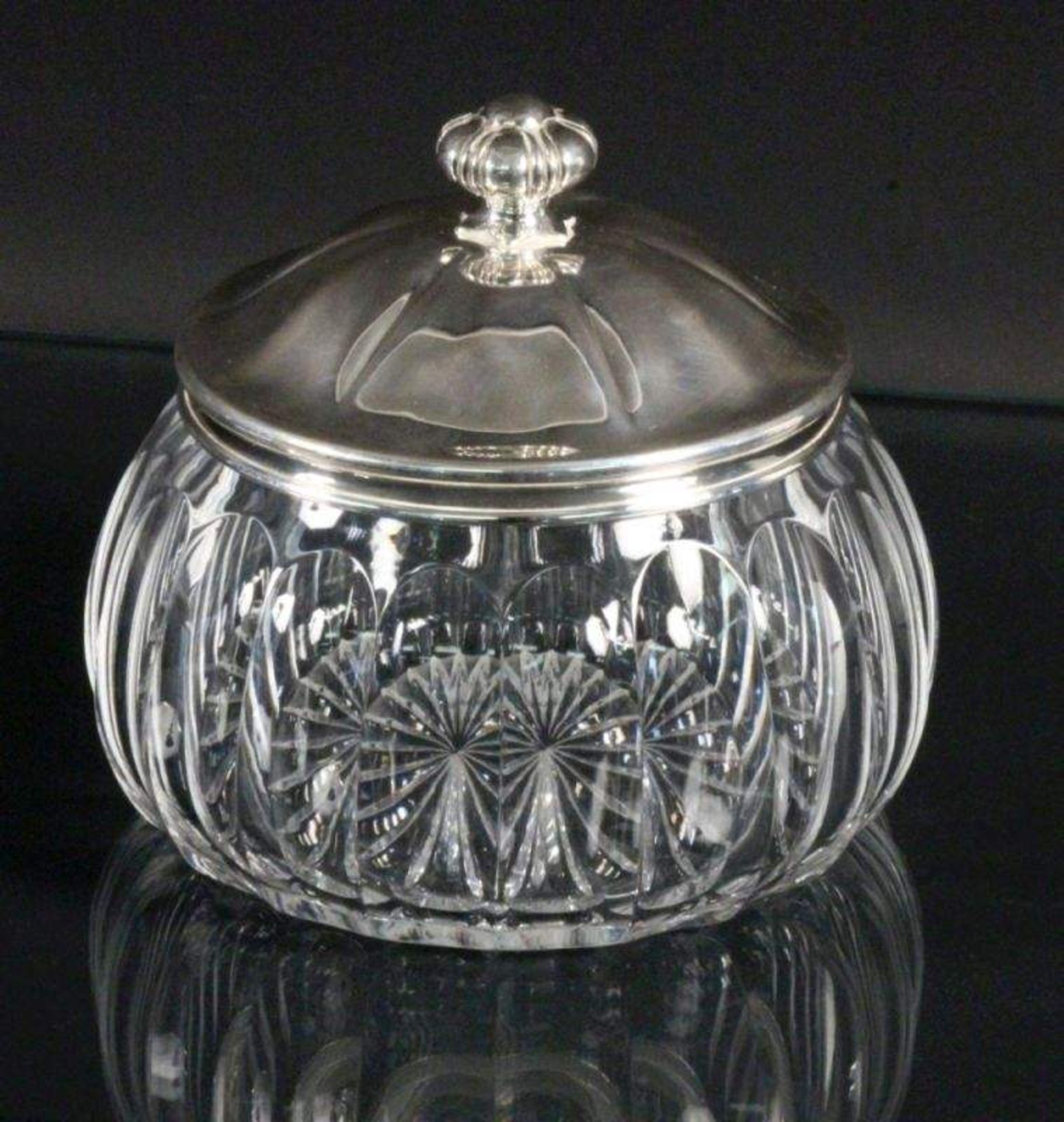 BONBONIEREDeckel Silber 800, Behälter aus geschliffenem Kristallglas. H.14cm, D.17cmAufrufpreis: 120