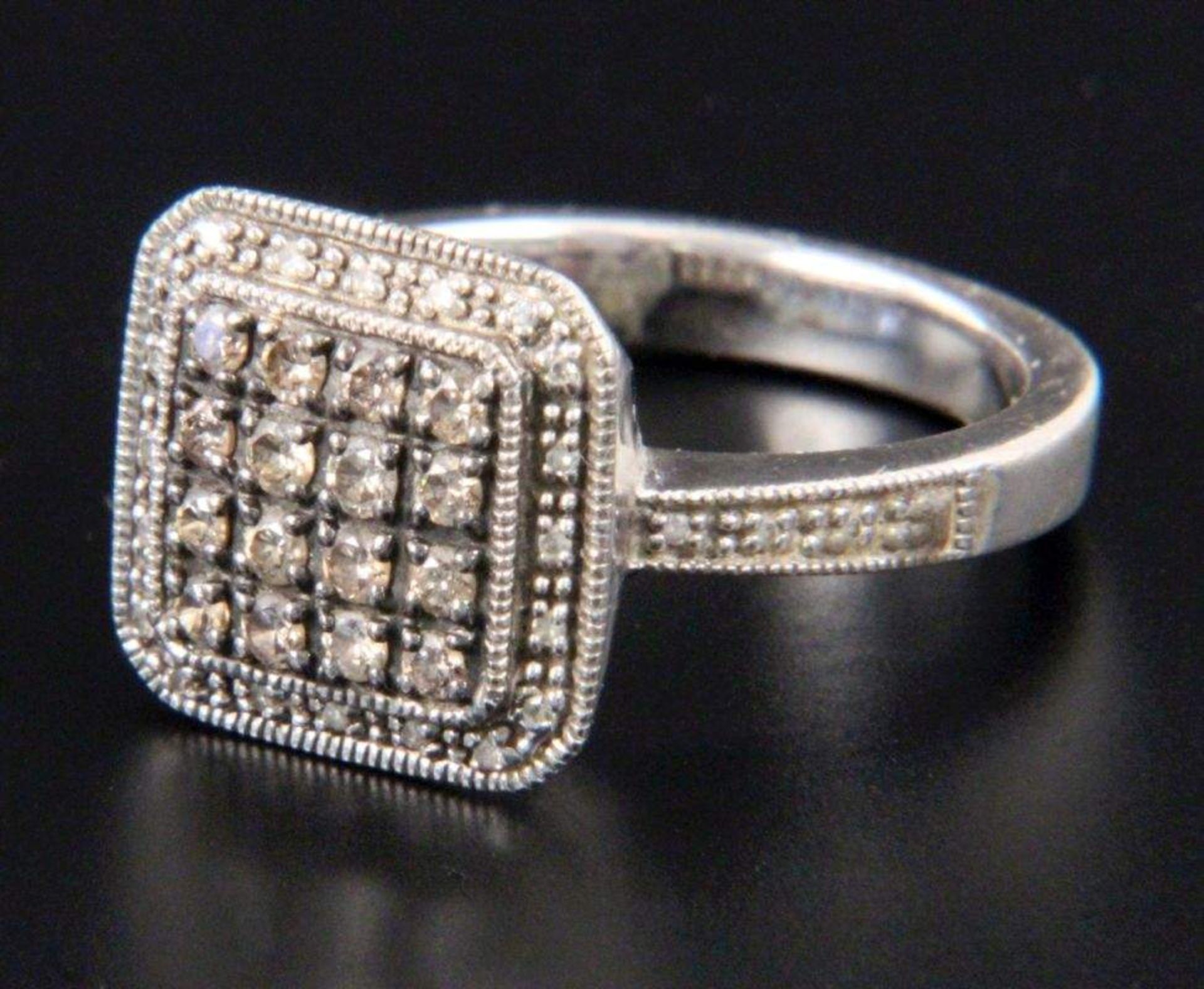RING925/000 Silber mit Diamantbesatz. Ringmaß ca. 19mm, brutto ca. 6,4gAufrufpreis: 30 EUR

A