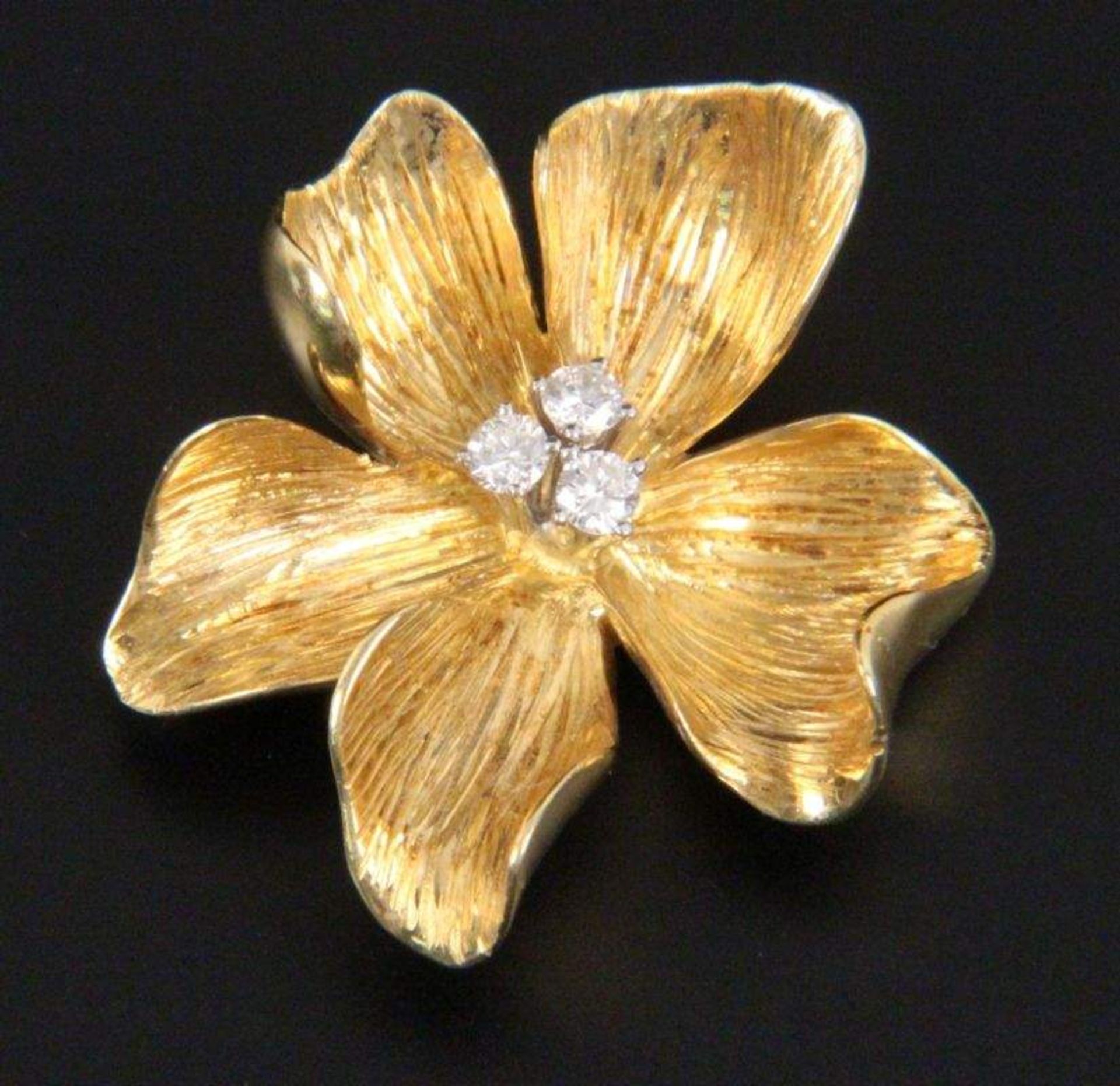 BLÜTENBROSCHE750/000 Gelbgold mit 3 Brillanten von zus. ca. 0,2ct, W/vsi. D.3,2cm, brutto ca. 12,