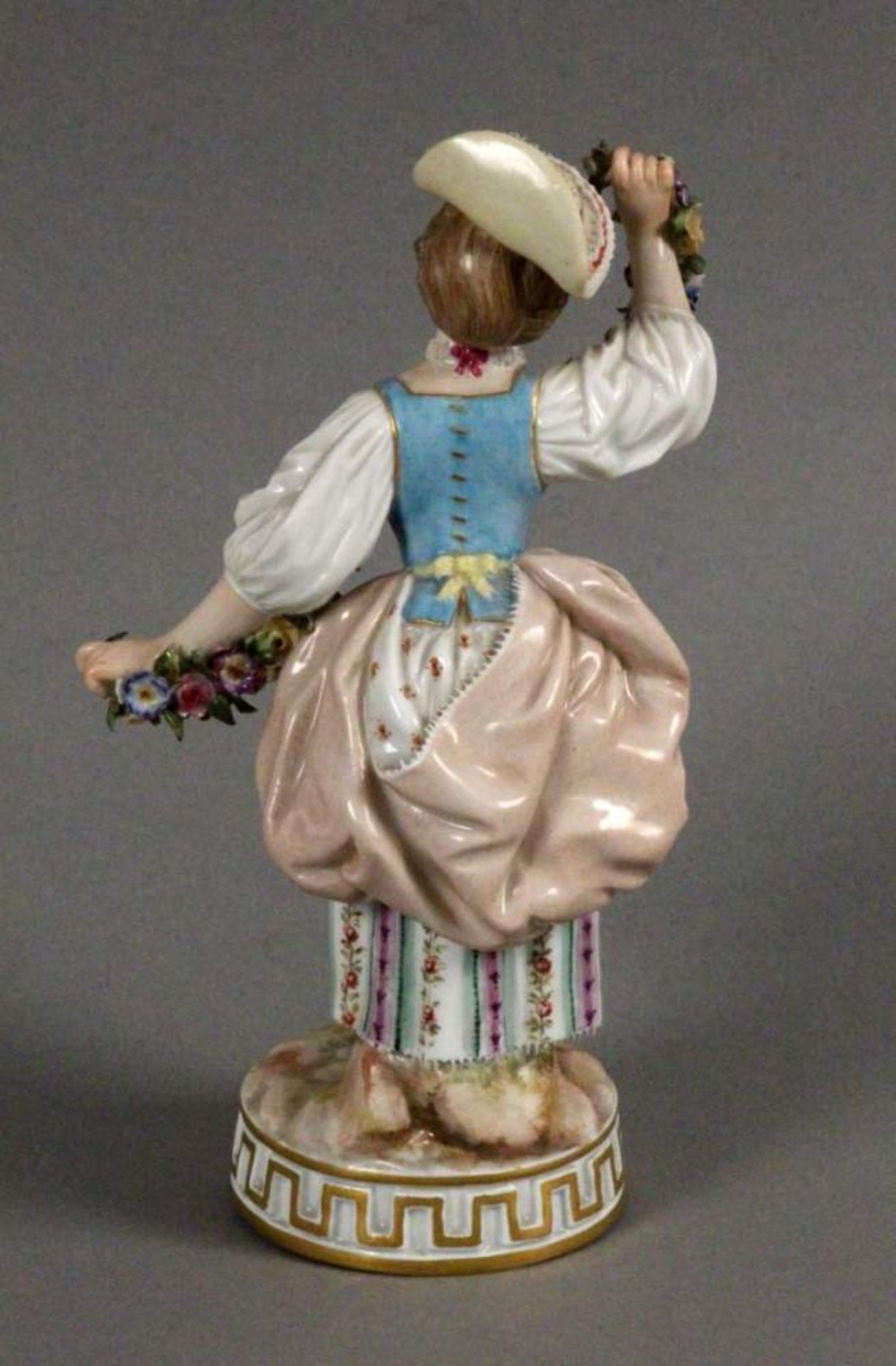 GÄRTNERFIGURMeissen um 1900 Bunt staffierte Mädchenfigur mit Blumengirlanden. Entwurf Victor Acier - Bild 2 aus 3