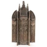 GOTISCHER FLÜGELALTARum 1450/1500 Triptychon aus Eichenholz mit geschnitzen gotischen Spitzbögen und